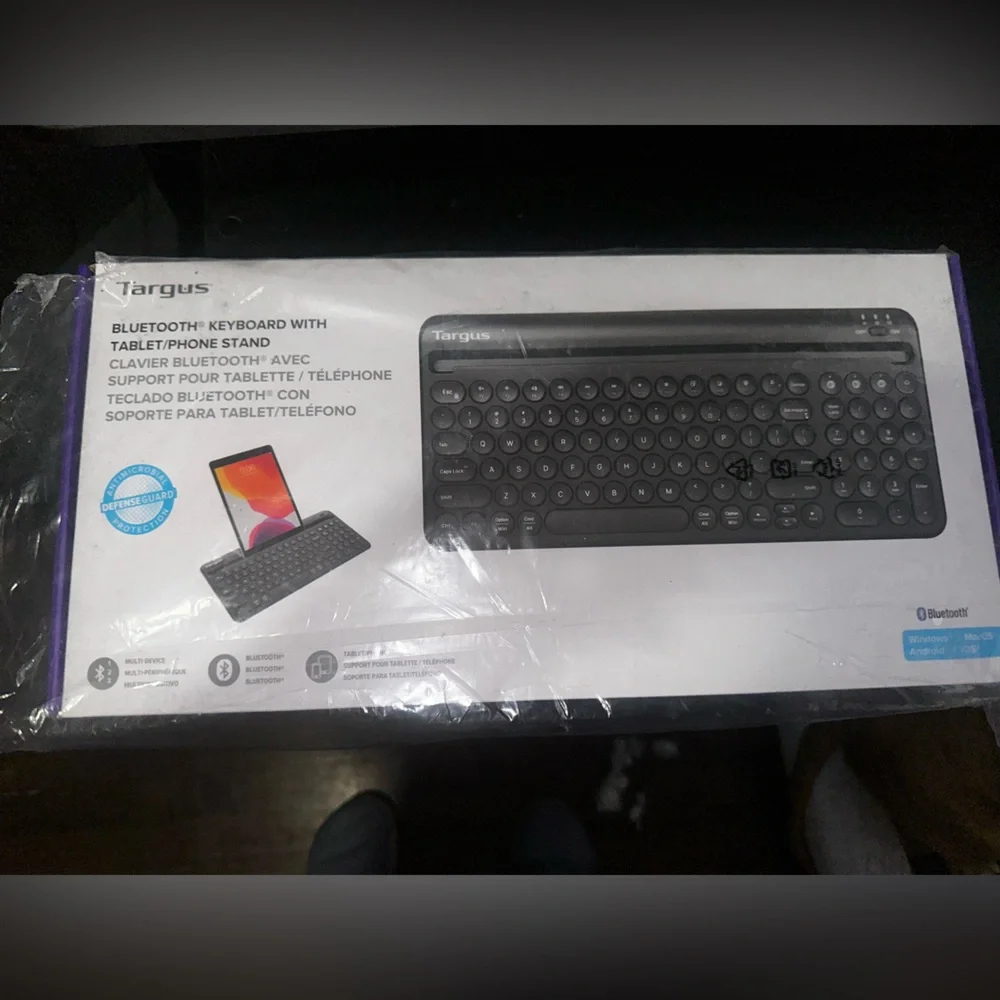 Targus Black Bluetooth Keyboard with tablet/phone stand - NEW IN BOX
